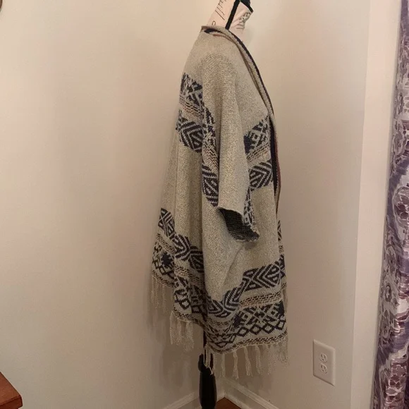 Mystree Sweater Wrap (Tan & Blue) - Picture 3 of 9